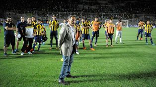 Russo por delante y el equipo detrás suyo, en la premiación de 2014, que tuvo al canalla subcampeón.