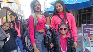 En la fila del Monumental, tres hermanas con algo rosa para rendirle culto a Barbie.