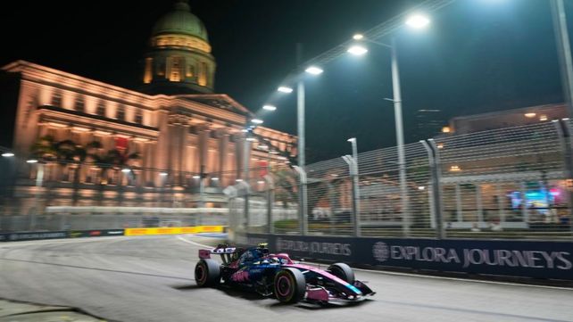 Franco Colapinto circula en la noche de Marina Bay