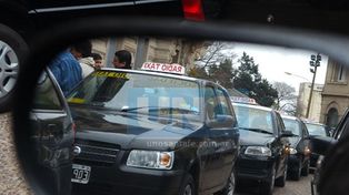 Taxis: la bajada de bandera no podrá superar el costo de un litro de nafta