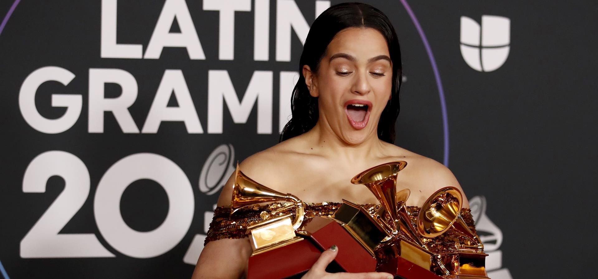 Rosalía, con los premios al Álbum del Año, al Mejor Paquete de Grabación y al Mejor Álbum de Música Alternativa, posa en la sala de prensa durante la ceremonia de la 23º edición de los Premios Grammy Latinos en Las Vegas, Estados Unidos. EFE/CAROLINE BREHMAN