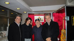 Encuentro. Los impulsores de la idea y uno de los baúles.