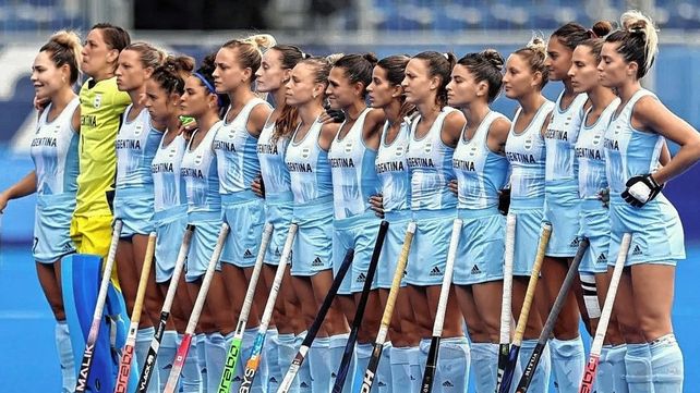 Las Leonas recibieron el trofeo de campeonas de la Pro League 2022.