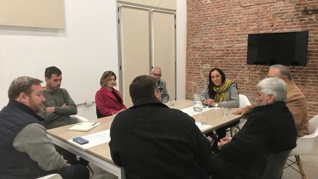Reunión de Gonnet (derecha) con representantes de las Cámaras que se encargan del tratamiento de resiuos peligrosos.