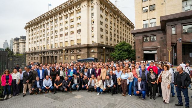 Más de un centenar de intendentes se movilizaron a la puerta del Ministerio de Economía