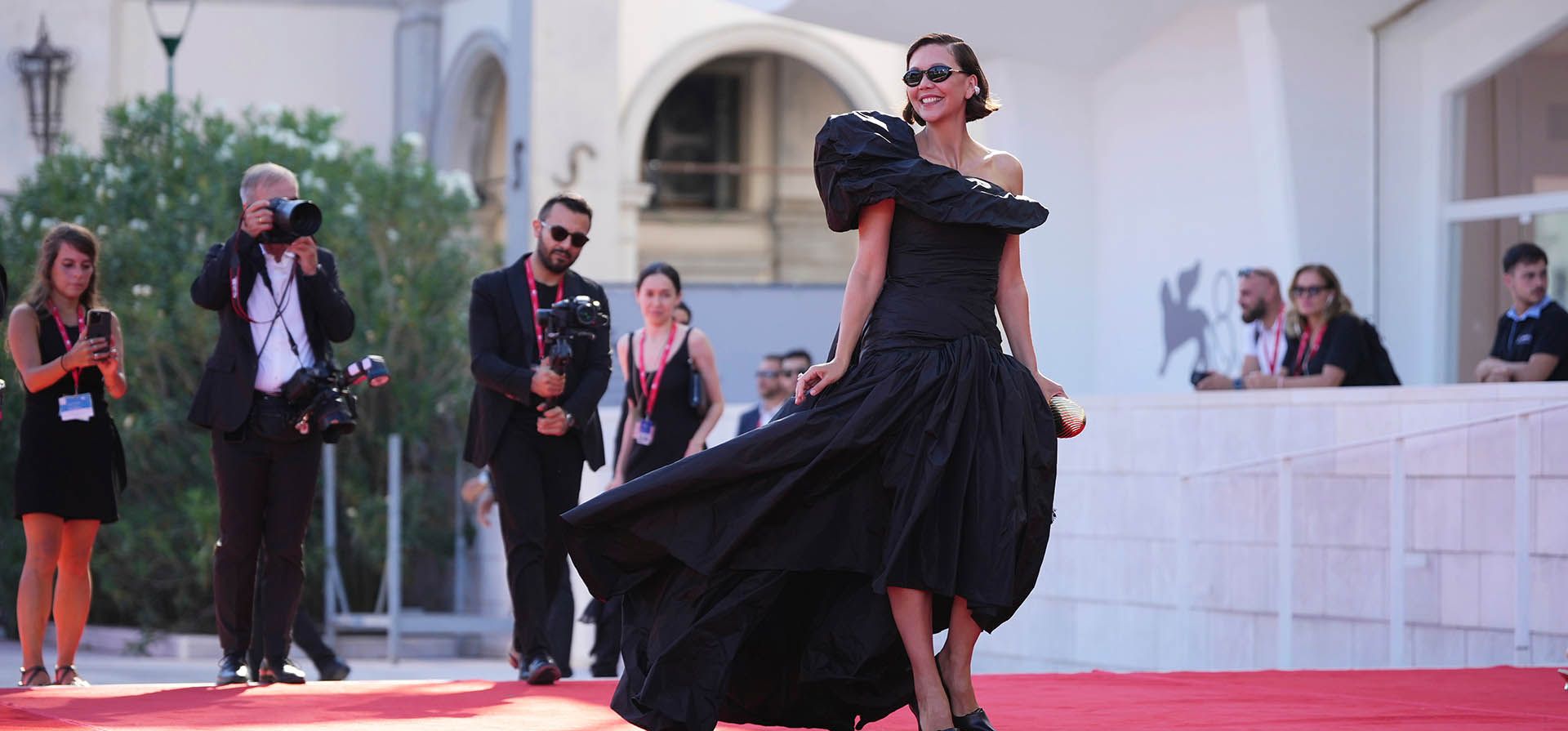 La presidenta del jurado, Maggie Gyllenhaal, posa para los fotógrafos en la alfombra roja de la película 'A Place to Heal' durante la 83.ª edición del Festival de Cine de Venecia, en Venecia, Italia, el viernes 4 de septiembre de 2026. (Foto de Alessandra Tarantino/Invision/AP)
