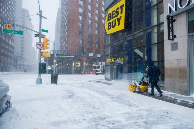Miles de vuelos suspendidos por tormenta de nieve en Nueva York y otros 9 estados