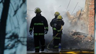 Un globo navideño causó un incendio y la destrucción de un depósito de zapatillas