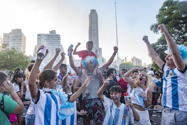 La consagración en Qatar 2022 desencadenó los festejos en el Monumento Nacional a la Bandera.