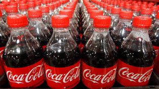 Por el impuesto a las bebidas, Coca-Cola analiza suspender el plan de inversión por u$s 1.000 millones