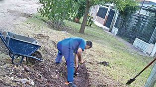 Barrio Del Tránsito: con carretilla y pala los vecinos limpian zanjas