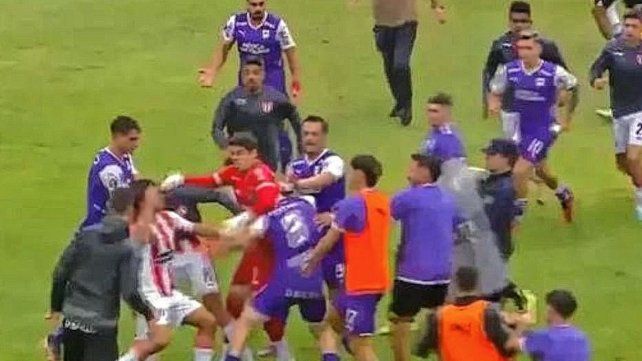 Batalla campal en el fútbol uruguayo entre Defensor Sporting y River Plate