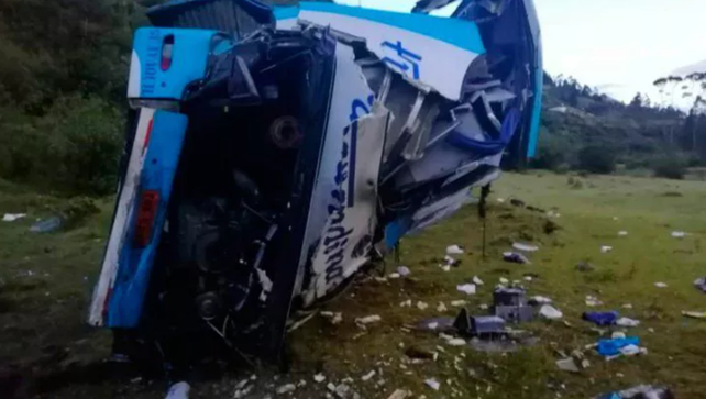 Al menos nueve personas murieron en Ecuador tras la caída de un ómnibus a un abismo