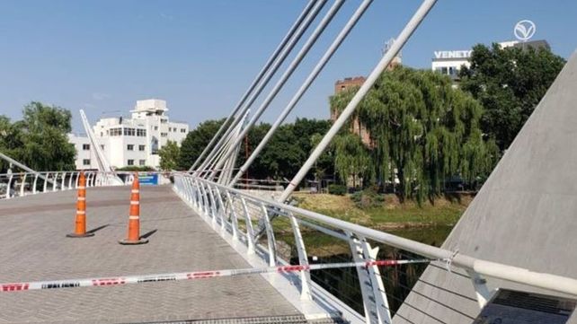 El muchacho cayó mientras se sacaba una selfie en el puente de la ciudad cordobesa.