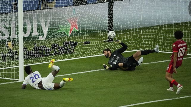 Vinicius empuja la pelota hacia el fondo del arco del Liverpool. Fue el gol del campeonato para los merengues.