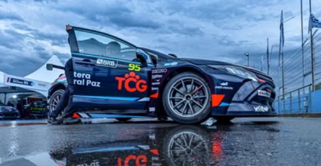 El Corolla del rosarino Santino Balerini es acomodado en los boxes. El agua fue protagonista del viernes hasta el mediodía.