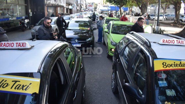 Aprobaron cambios claves en la ordenanza para aliviar la crisis de taxis y remises en Santa Fe.