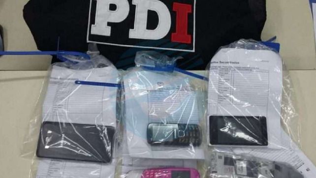 Teléfonos. Todos estos equipos fueron incautados en los allanamientos realizados por la PDI días atrás.&nbsp;