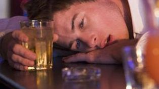 Si quiere dormir, pero no descansar, tómese una copa de alcohol antes de ir a la cama