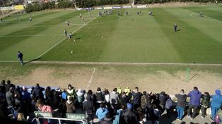 Los jugadores en campo y los hinchas en la tribuna, la imagen de la mañana en Granadero Baigorria.
