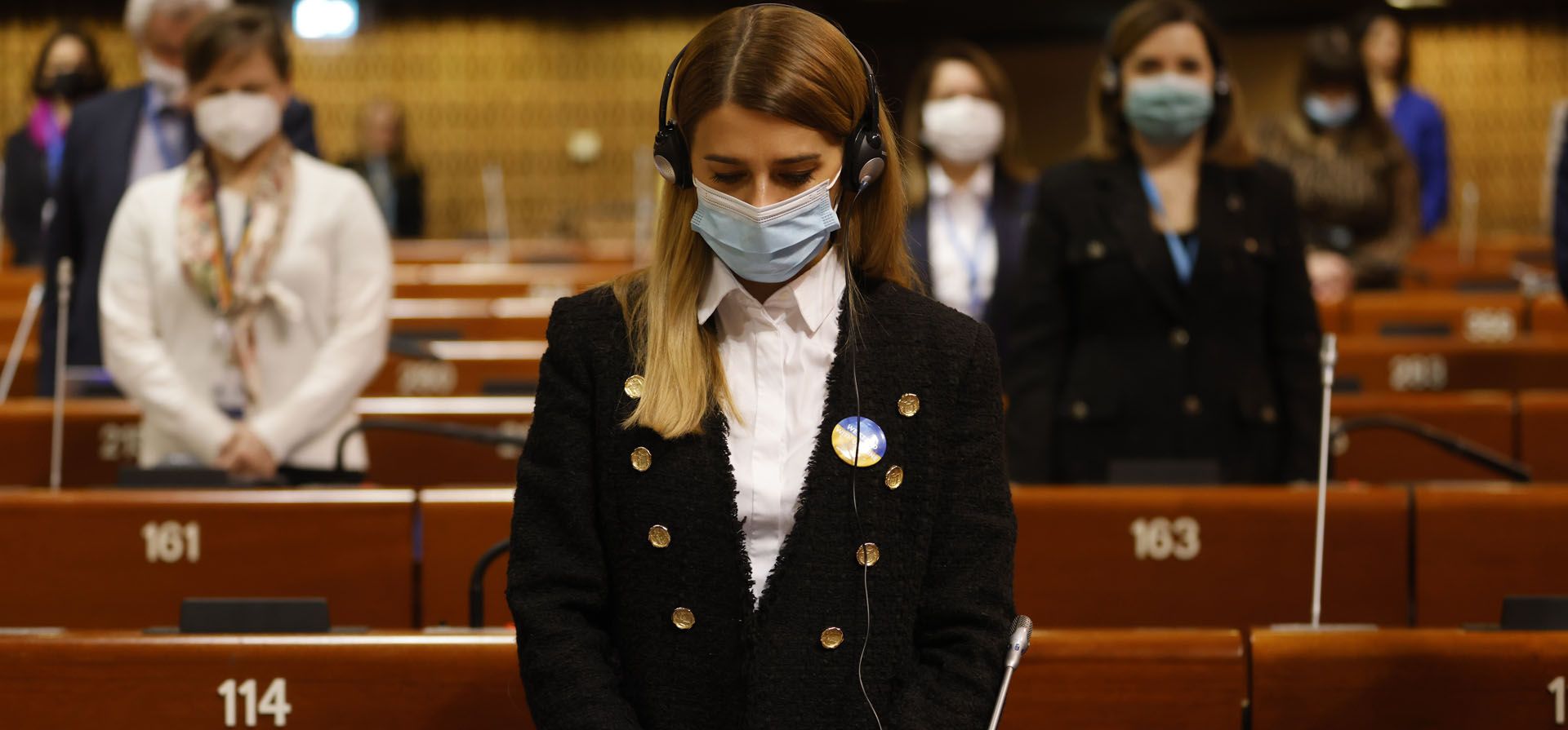 Los miembros de la Asamblea Parlamentaria del Consejo de Europa (PACE), guardan un minuto de silencio por las víctimas de la guerra en Ucrania, el lunes 14 de marzo de 2022 en Estrasburgo, este de Francia. La Asamblea Parlamentaria del Consejo de Europa debate las consecuencias de la invasión rusa de Ucrania en una sesión extraordinaria de dos días.
