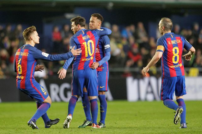 Messi metió dos goles y Barcelona quedó como único puntero
