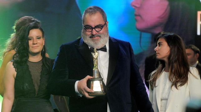 Jorge Lanata con el Martín Fierro de Oro junto a su mujer Sara y su hija.
