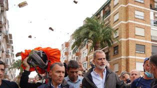El rey de España, Felipe VI, fue increpado por manifestantes en Valencia. Barro, piedra y distintos objetos&nbsp; le lanzaron al monarca y a su mujer, la reina Letizia.&nbsp;