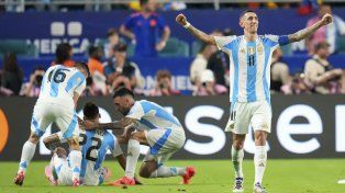 Felicidad. Angelito Di María, que se comió la cancha en la final, celebra el gol del Toro Martínez que le dio el triunfo a la Scaloneta ante Colombia. Idolo total.