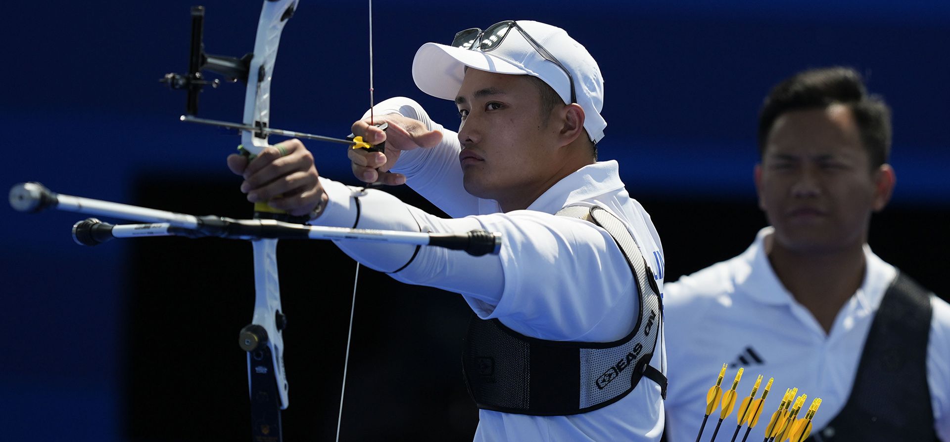 Lin Zih-Siang de Aiwan dispara durante la competencia de tiro con arco de cuartos de final por equipos masculinos contra China en los Juegos Olímpicos de Verano de 2024, el lunes 29 de julio de 2024, en París, Francia. (Foto AP/Rebecca Blackwell) Lin Zih-Siang de Aiwan dispara durante la competencia de tiro con arco de cuartos de final por equipos masculinos contra China en los Juegos Olímpicos de Verano de 2024, el lunes 29 de julio de 2024, en París, Francia. (Foto AP/Rebecca Blackwell)