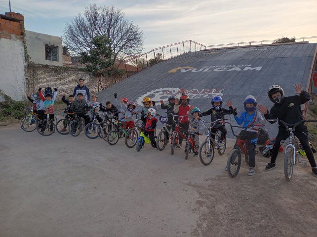 Los chicos de la Escuelia de bicicross de APABI.