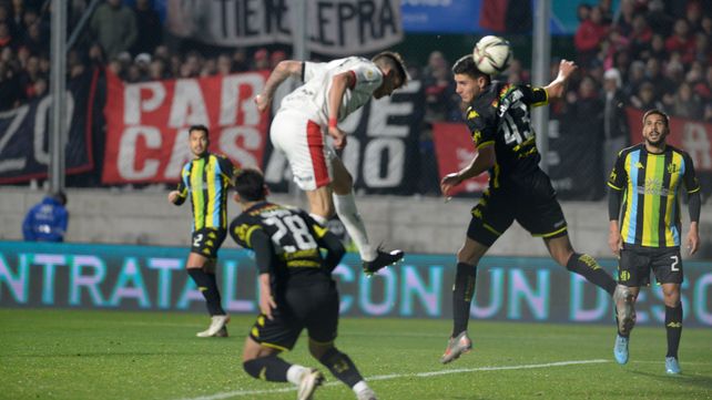 Garro metió el frentazo y puso al rojinegro arriba 3-2.