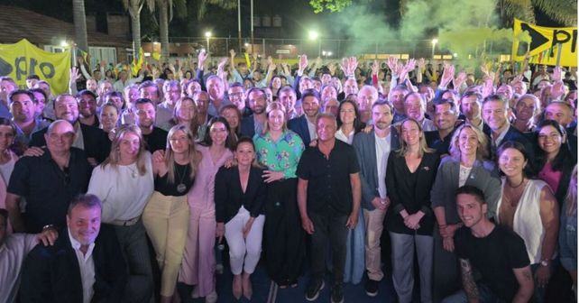 Gisela Scaglia junto a dirigentes y partidarios del PRO santafesino.