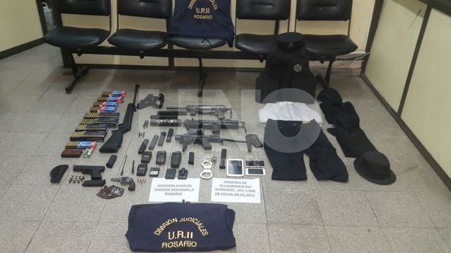 Cayó una banda de delincuentes con armas y balas de guerra, drogas, chaleco antibalas y 30 mil pesos