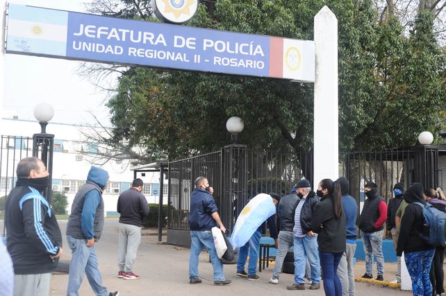 Protesta en Jefatura de Policía: a la espera de novedades, continúa el acampe