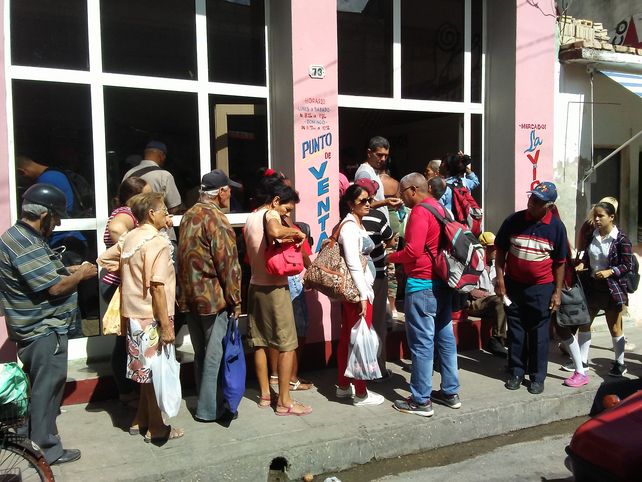 Filas para hacerse de alimentos básicos en La Habana.&nbsp;