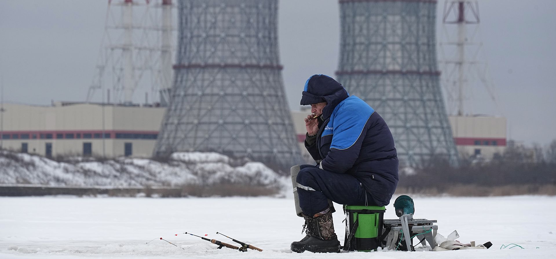 Un hombre pesca en el hielo del Golfo de Finlandia en San Petersburgo, Rusia, el jueves 15 de enero de 2026. (Foto AP/Dmitri Lovetsky) Un hombre pesca en el hielo del Golfo de Finlandia en San Petersburgo, Rusia, el jueves 15 de enero de 2026. (Foto AP/Dmitri Lovetsky)
