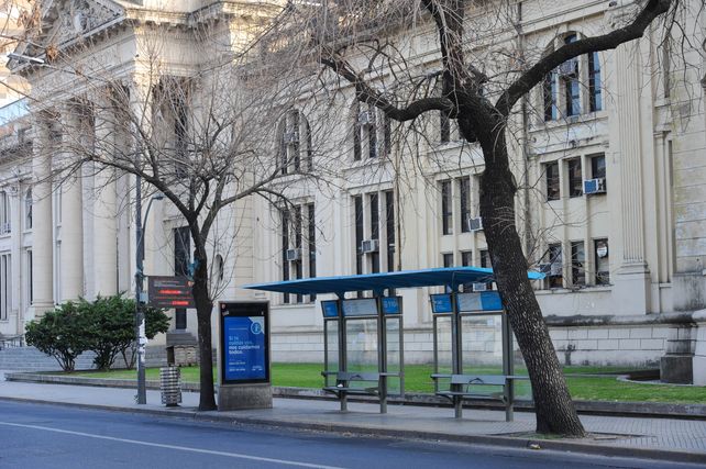 Postal de la pandemia.&nbsp;Una vez más las paradas de los colectivos se quedaron sin pasajeros debido a un conflicto salarial con los choferes.