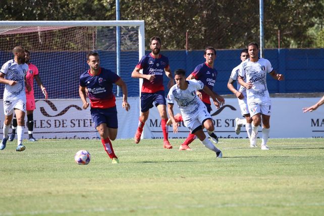 No pudo. Bracco inicia el ataque del charrúa ante la mirada de los defensores azzurros. El matador se durmió en el final y se lo empataron. &nbsp;
