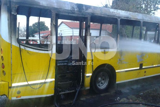 Un colectivo de la Línea 18 ardió en llamas en pleno barrio Santa Rosa de Lima.