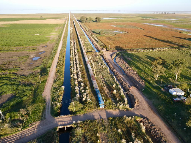 La formación ferroviaria atraviesa el ejido urbano Castellanos. A los costados, las canales que conducen a La Picasa.