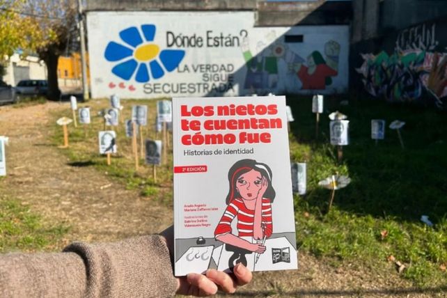 Un libro con textos y viñetas sobre nietas y nietos que recuperaron su identidad