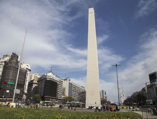 El artista logró el truco del Obelisco truncado poniendo