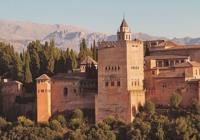 Grandes fortalezas históricas mezclan arquitectura islámica, mudéjar y medieval.