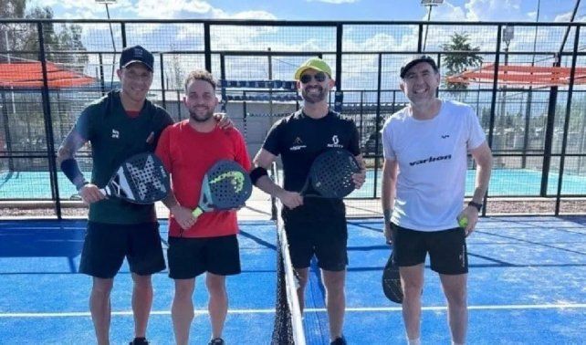 Enzo Pérez se divierte jugando al Pádel con su familia.