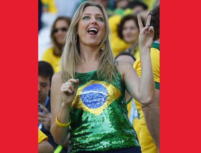 La hinchada femenina desplegó la sensualidad carioca en el primer partido del Mundial