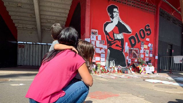 El mural con la imagen de Diego Maradona en el Coloso se convirtió en una especie de santuario.