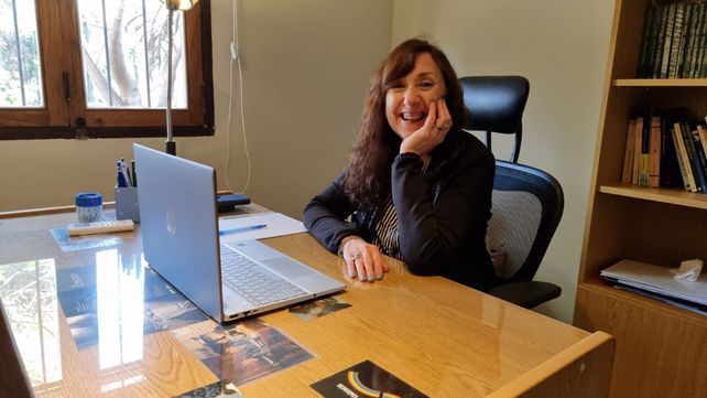 Dorcas es psicóloga y vive en la localidad de Alvarez.
