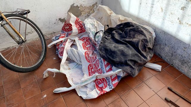 Los bolsones que llevaron los delincuentes para transportar las sacas robadas.