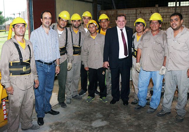 Los ex limpiavidrios fabrican materiales para la construcción de viviendas sociales